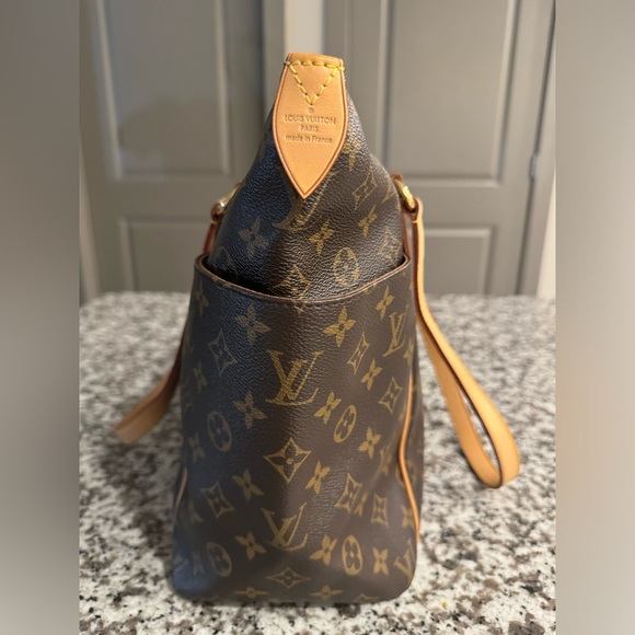 Louis Vuitton Totally MM - Zip Closure Tote - Picture 4 of 16